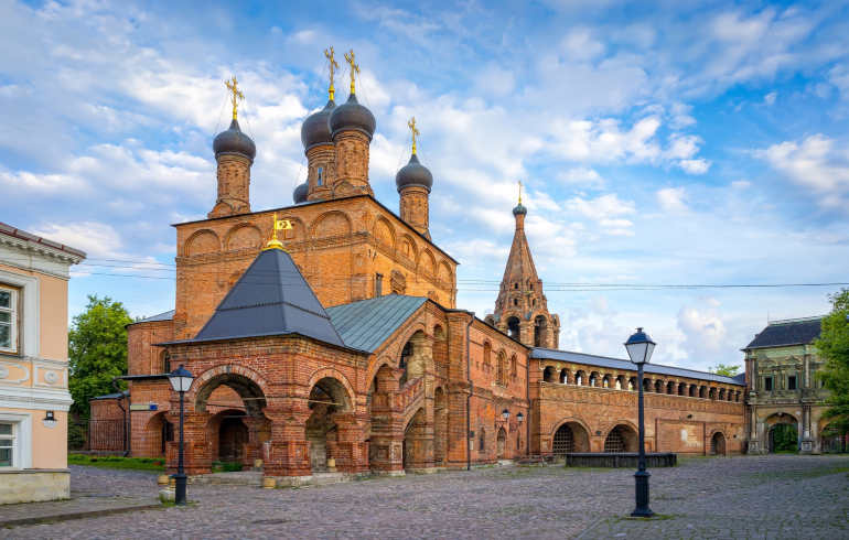 Крутицкое подворье в Москве. Вид со стороны Крутицкой улицы (c севера) Крутицкое подворье в Москве. Вид со стороны Крутицкой улицы (c севера)